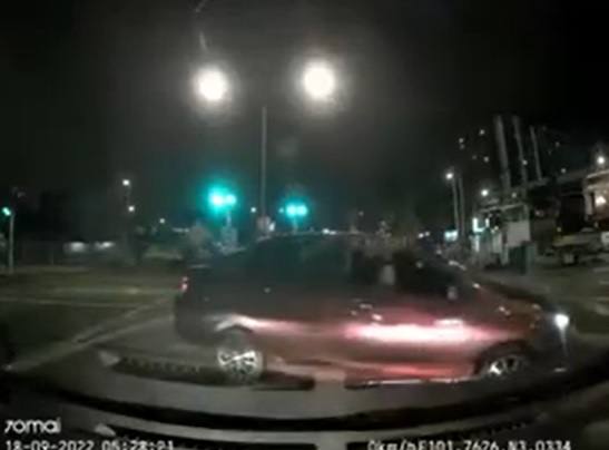 视频|清晨停交通灯遇狂徒拦截 轿车司机机警锁车门逃走