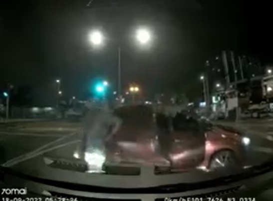 视频|清晨停交通灯遇狂徒拦截 轿车司机机警锁车门逃走