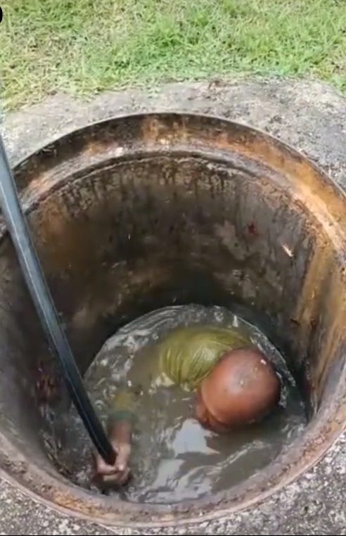 视频|老人靠水管清理排污管 网赞伟大 忧“会得病吗？”