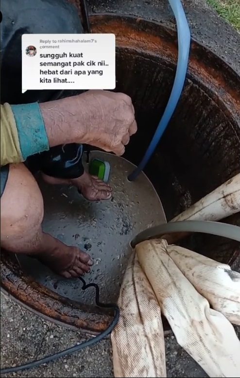 视频|老人靠水管清理排污管 网赞伟大 忧“会得病吗？”
