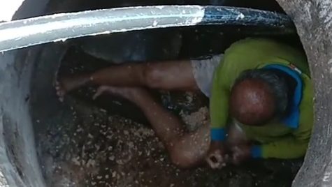 视频 | 老人靠水管清理排污管 网赞伟大 忧“会得病吗？”