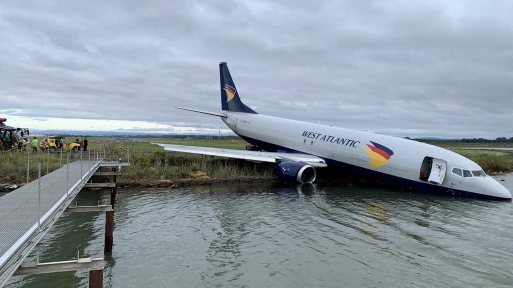 货机滑出跑道冲进湖里 法国蒙彼利埃机场关闭