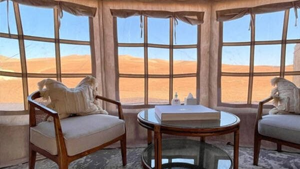 身处阿布扎比沙漠饭店 在一望无际沙丘中体验生活