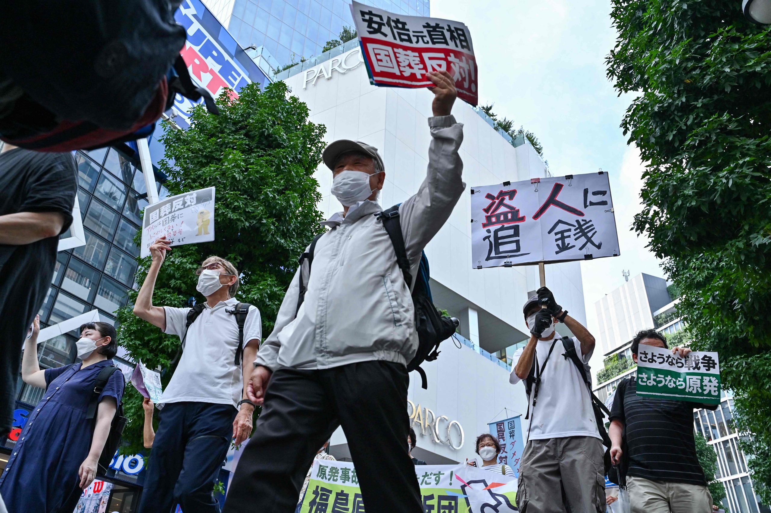 逾万名日本民众上街抗议为安倍举办国葬
