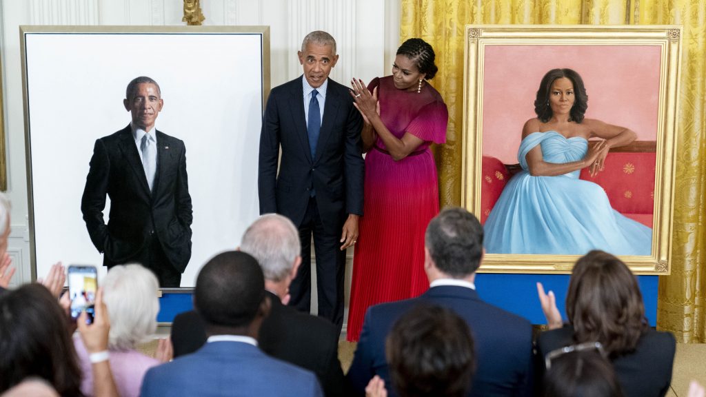 遭特朗普执政4年耽误  奥巴马夫妇白宫官方肖像揭幕