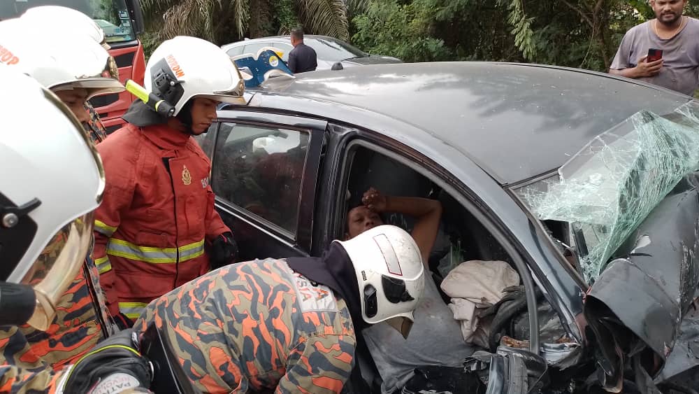 罗厘与轿车于斯里宾路相撞 造成1名华裔司机被困受伤