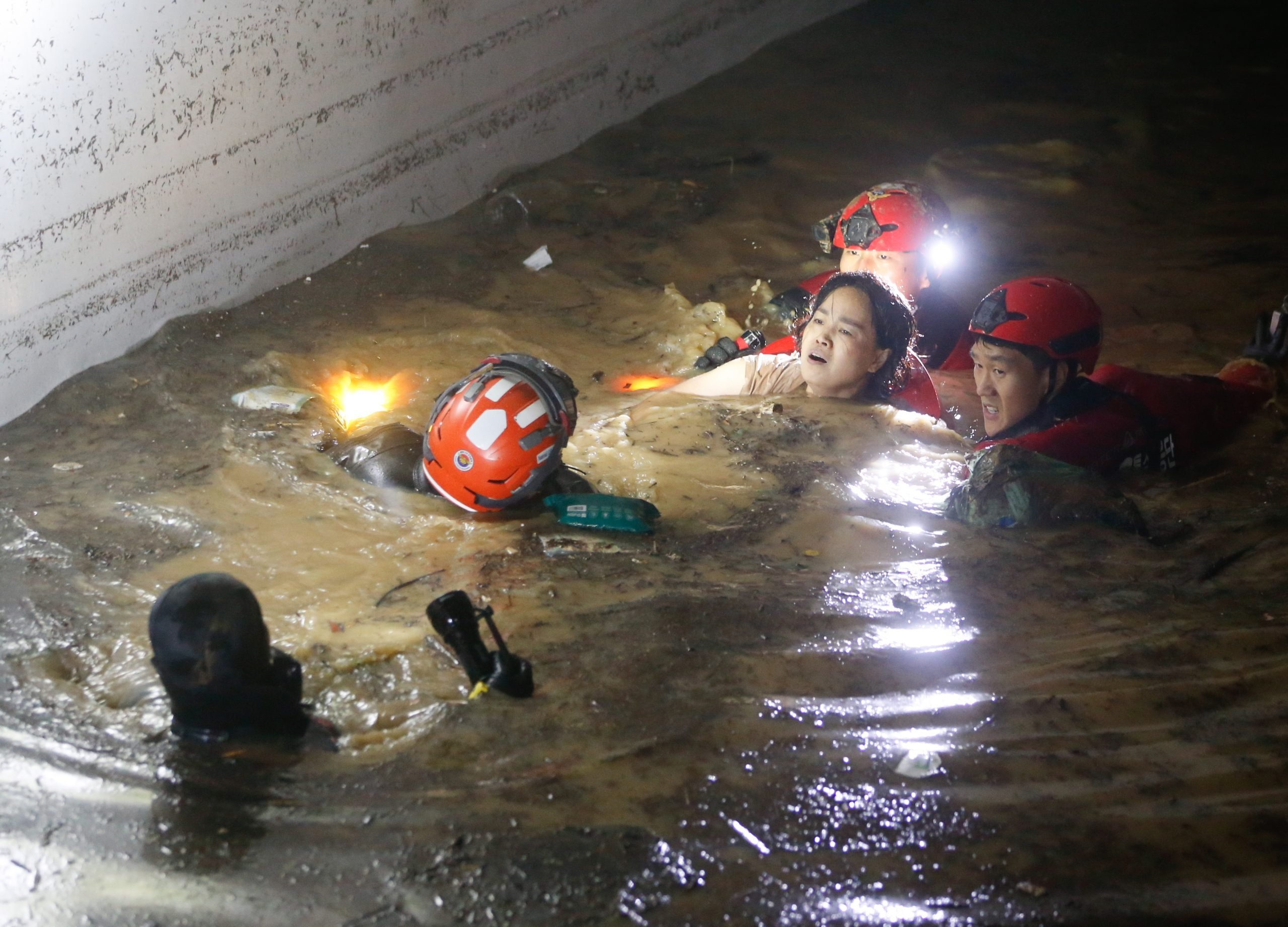 韩地下停车场在台风吹袭期间被水淹7死2人获救