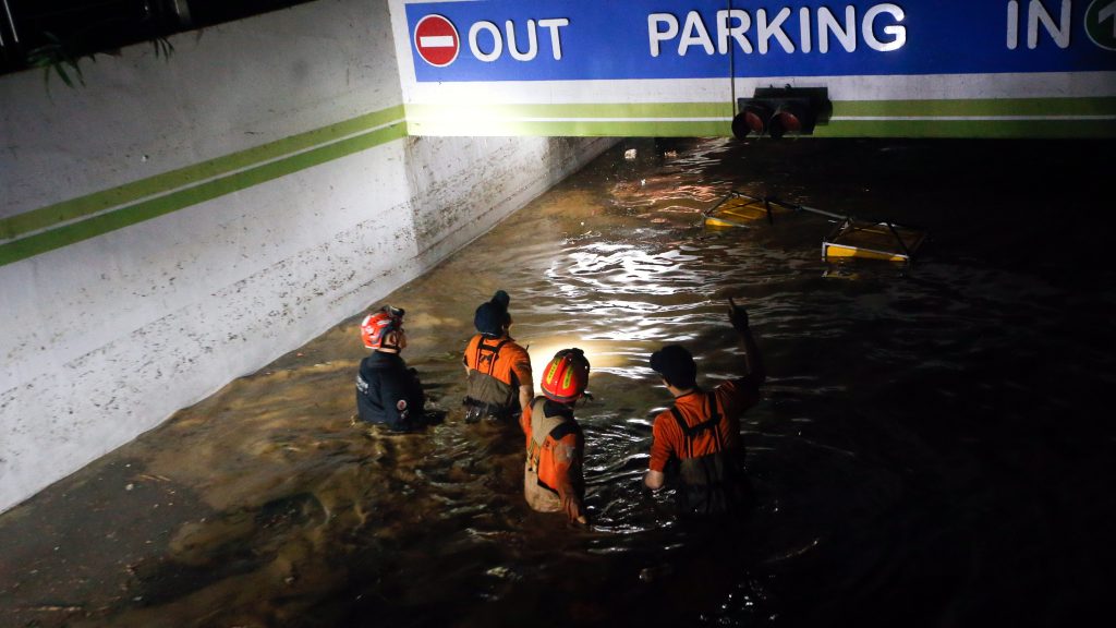 台风“轩岚诺”吹袭韩国   地下停车场淹水7死2人获救
