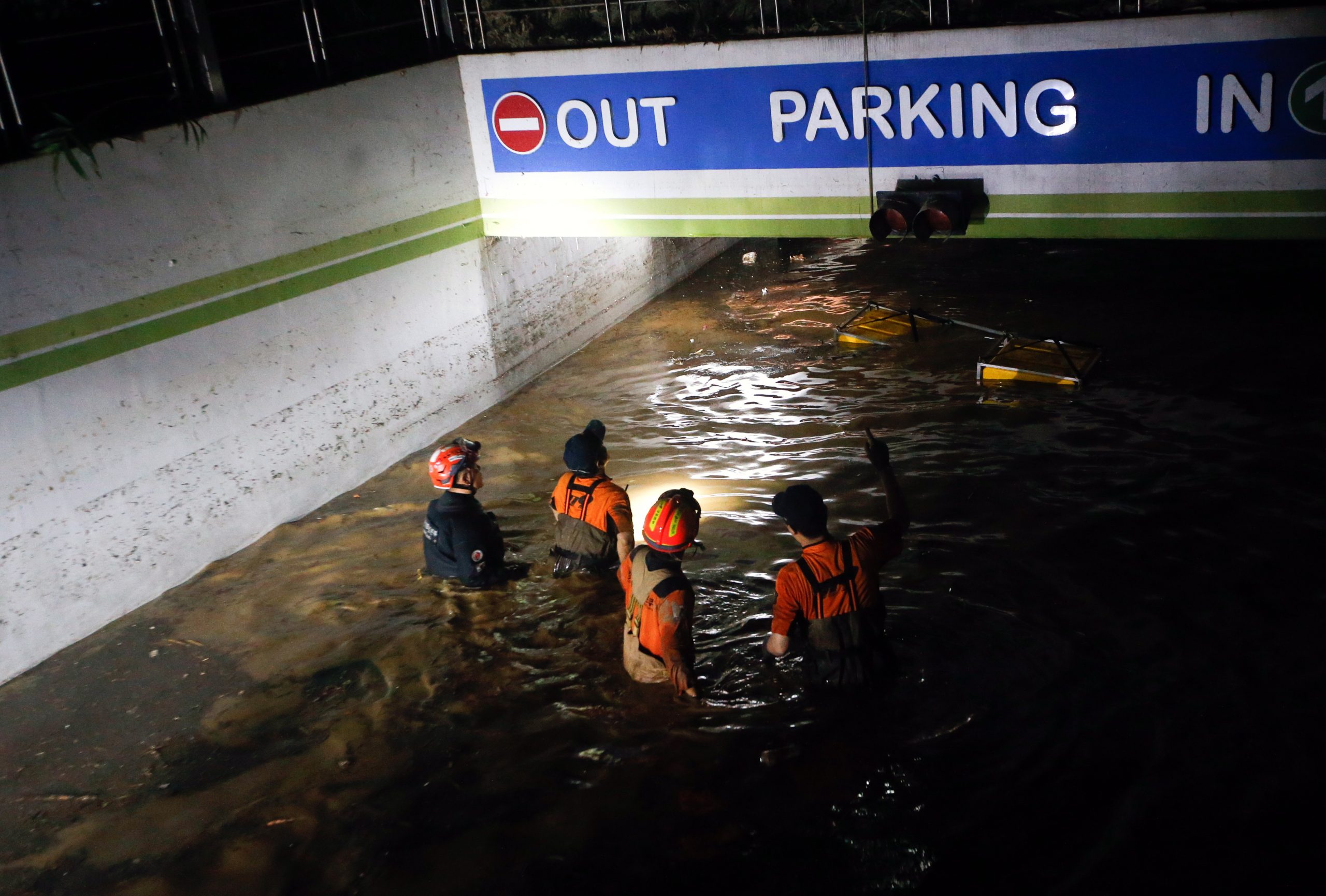 韩地下停车场在台风吹袭期间被水淹7死2人获救