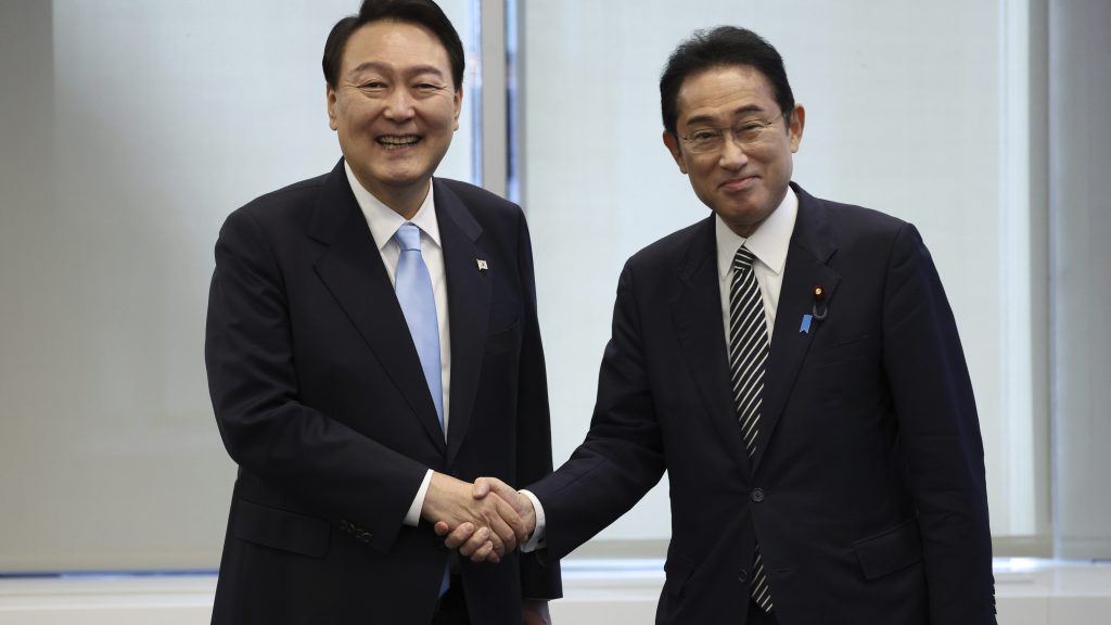 韩日领导人时隔近3年首次会晤 　同意加快修复关系
