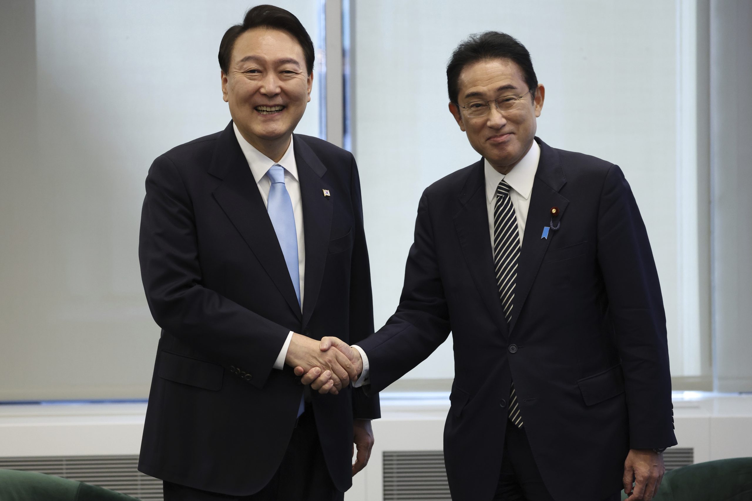 韩日领导人时隔近3年首次会晤 同意加快修复关系