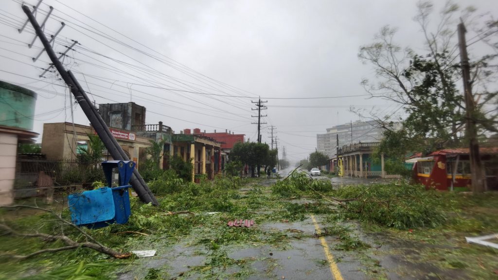飓风伊恩登陆古巴威力升级  佛州严阵以待防灾