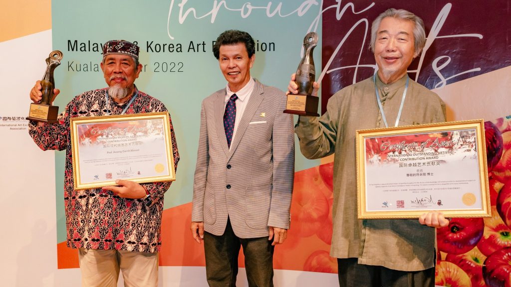 中央当代艺研院表彰贡献 符永刚及马来画家获奖