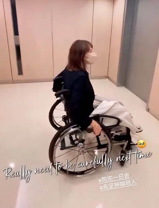 黎姿突秀坐轮椅照 网惊问：怎么了？
