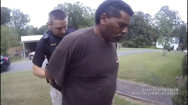 黑人牧师帮邻居盆栽浇水 遭警方上铐逮捕