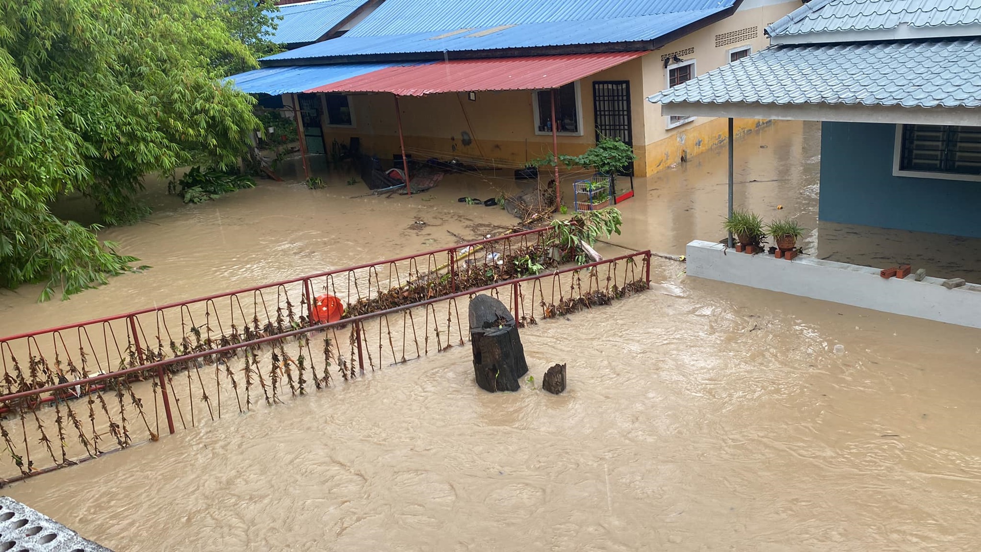半小时豪雨峇六拜闪电水灾，再里尔：下水道沟渠被垃圾堵塞