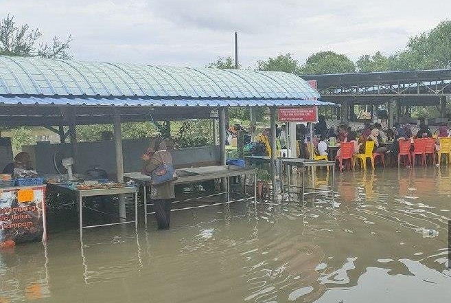 （大北马）吉打港口大涨潮，引发突发水灾，沿海一带的摊位和逾30户住家受影响，但整个情况受控。