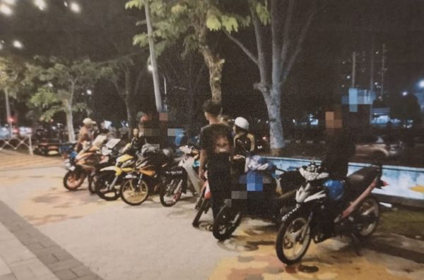 威中警方打击公路流氓 扣1人23摩托开134罚单