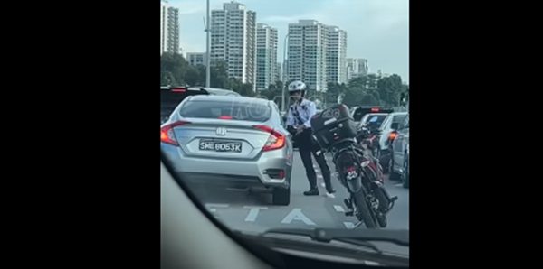 新加坡注册车违规 不理交警指示，交警肉身挡车