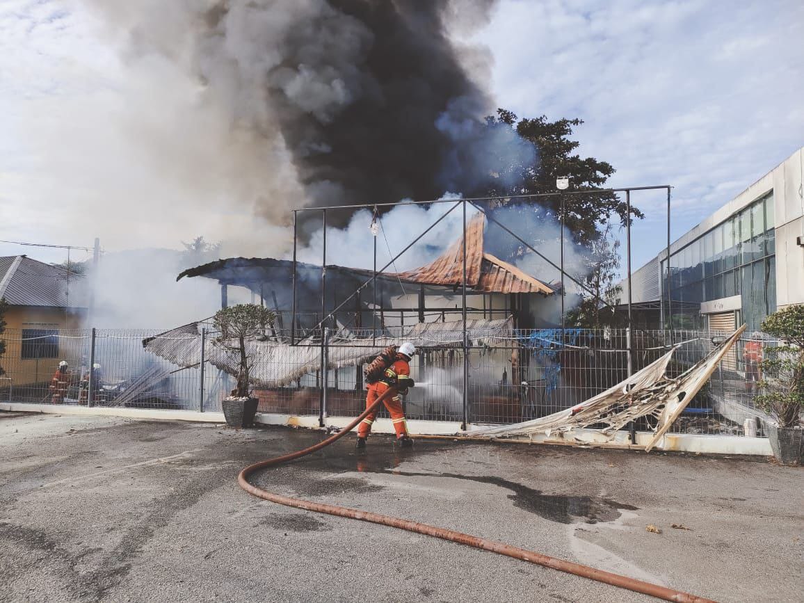 （已签发）柔：峇丹绒拉务路一民宅着火，隔壁汽车销售中心也遭殃
