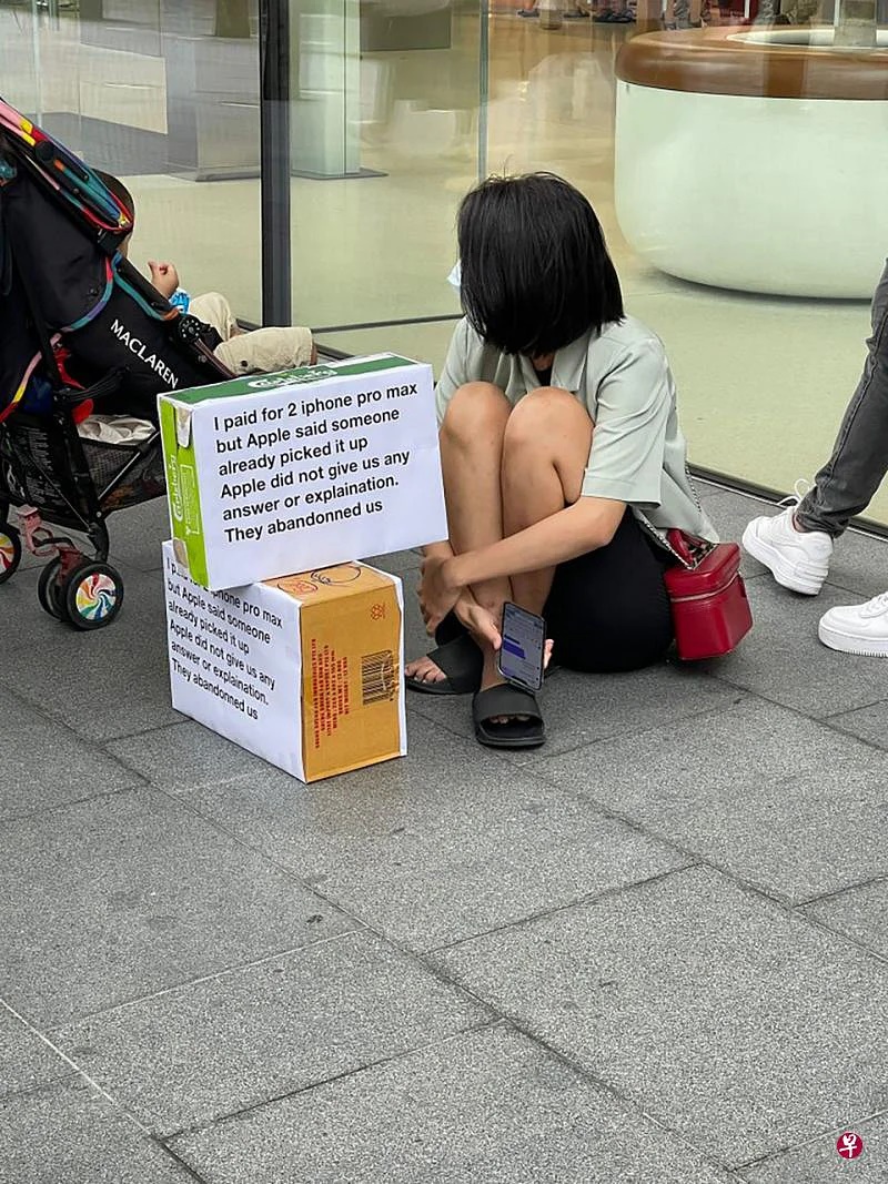（已签发）柔：狮城二三事：称订2台iPhone遭领走 女子坐店前“抗议”