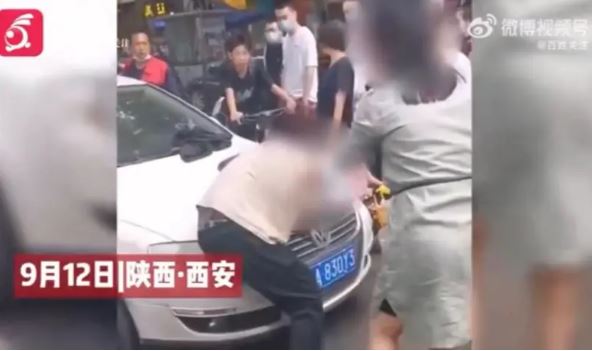 （有视频）西安一外籍男子当街骚扰妇女被反揍 警方:拘留7天 限期出境