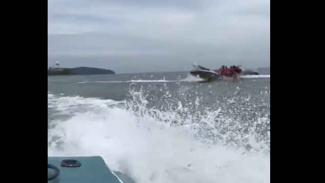 视频 | 水上活动橡皮艇刚启航 遭快艇撞飞 游客全坠海