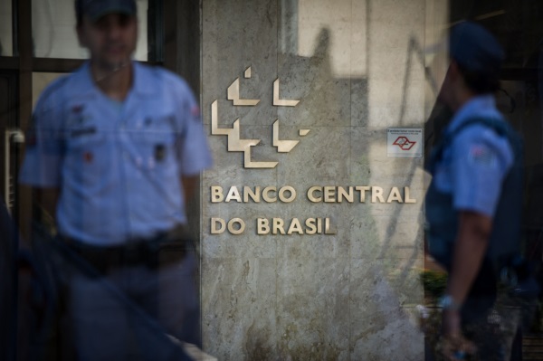 巴西连12次加息后  维持利率13.75%
