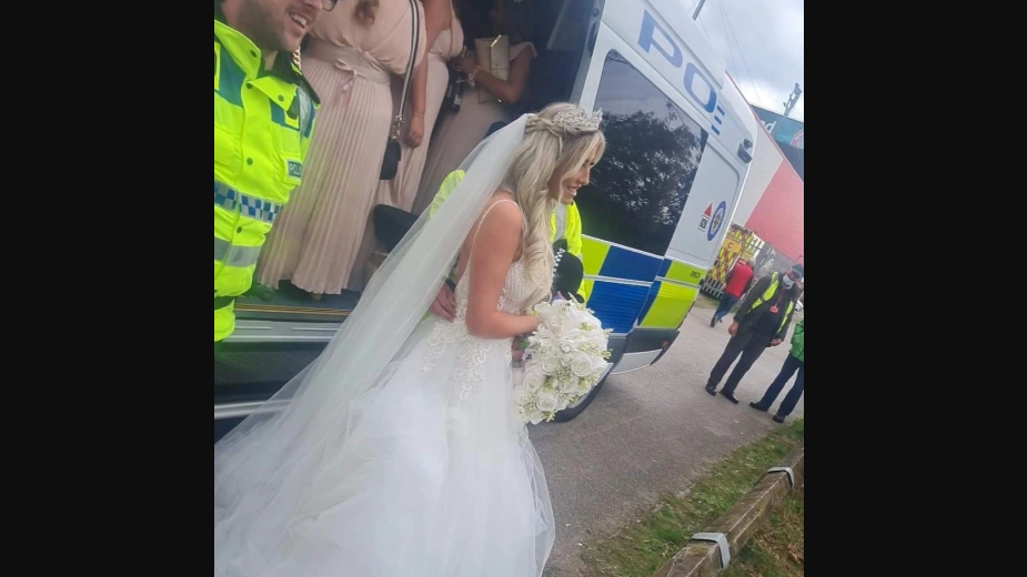 视频 | 婚礼现场闯入警车？车门一开竟是新娘