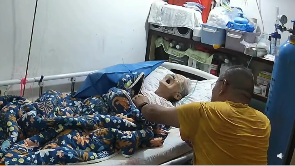视频 | 101岁妈妈家中离世 52岁儿泪奔：我没妈了