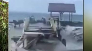 台风“奥鹿”来袭视频广传 刁曼岛码头被摧毁