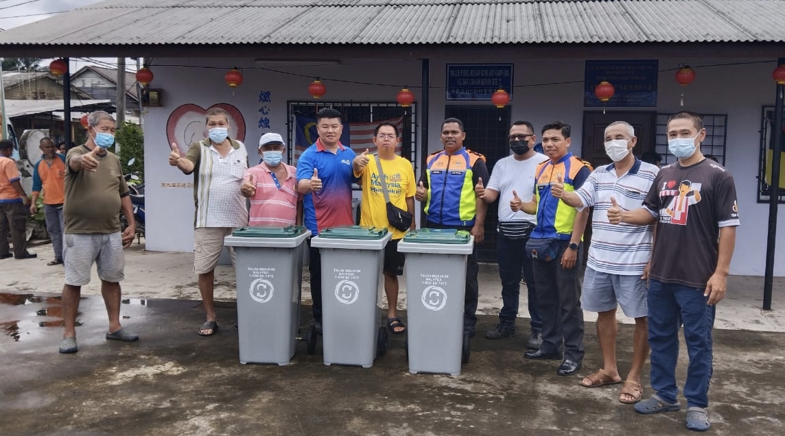 Ns朱湖：丹C新村102户村民获垃圾桶，告别“公共垃圾槽”