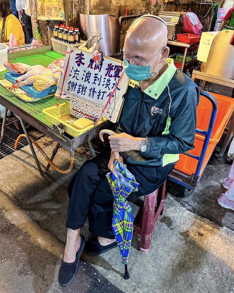 73岁李炳辉衣著单薄市场卖唱　杨元庆心疼掏光百钞打赏