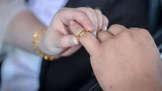 视频|男子娶二妻向家人求赞助  问T20妻“可以给1万或2万吗？”
