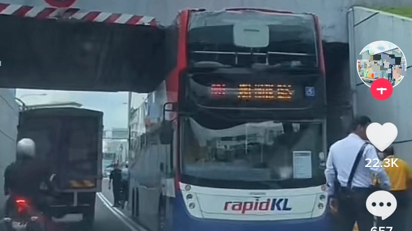Rapid巴士卡天桥下  网讥司机：忘记开双层巴士？