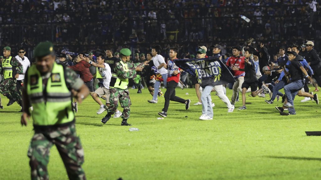 印尼足球联赛骚乱致死129人 政府道歉：将评估球赛安全程序