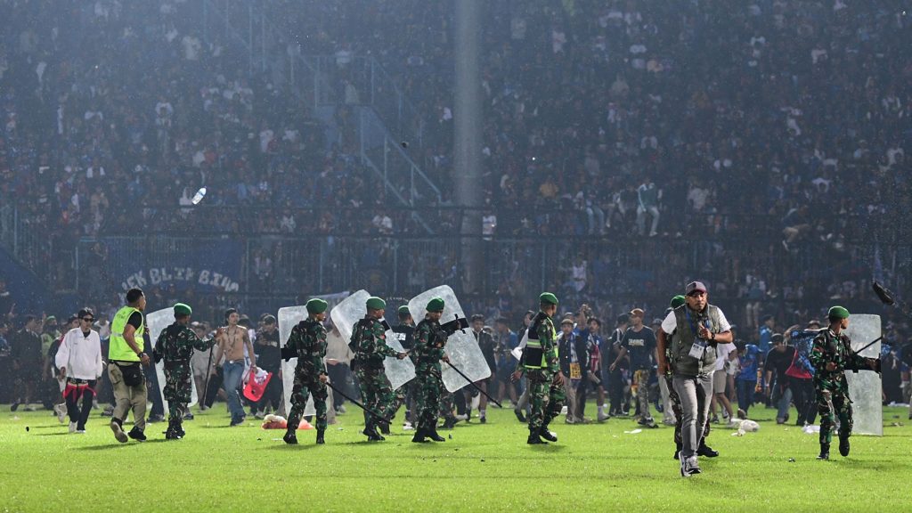 印尼足球联赛大骚乱 | 印尼官方摆乌龙 宣布死亡人数修订为125人