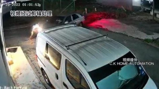 视频 | 劫匪后巷抢手提包   女子肉身挡车遭辗伤