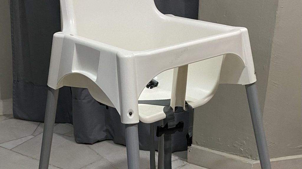 坐婴儿椅上脚蹬餐桌 2岁童连人带椅摔倒亡