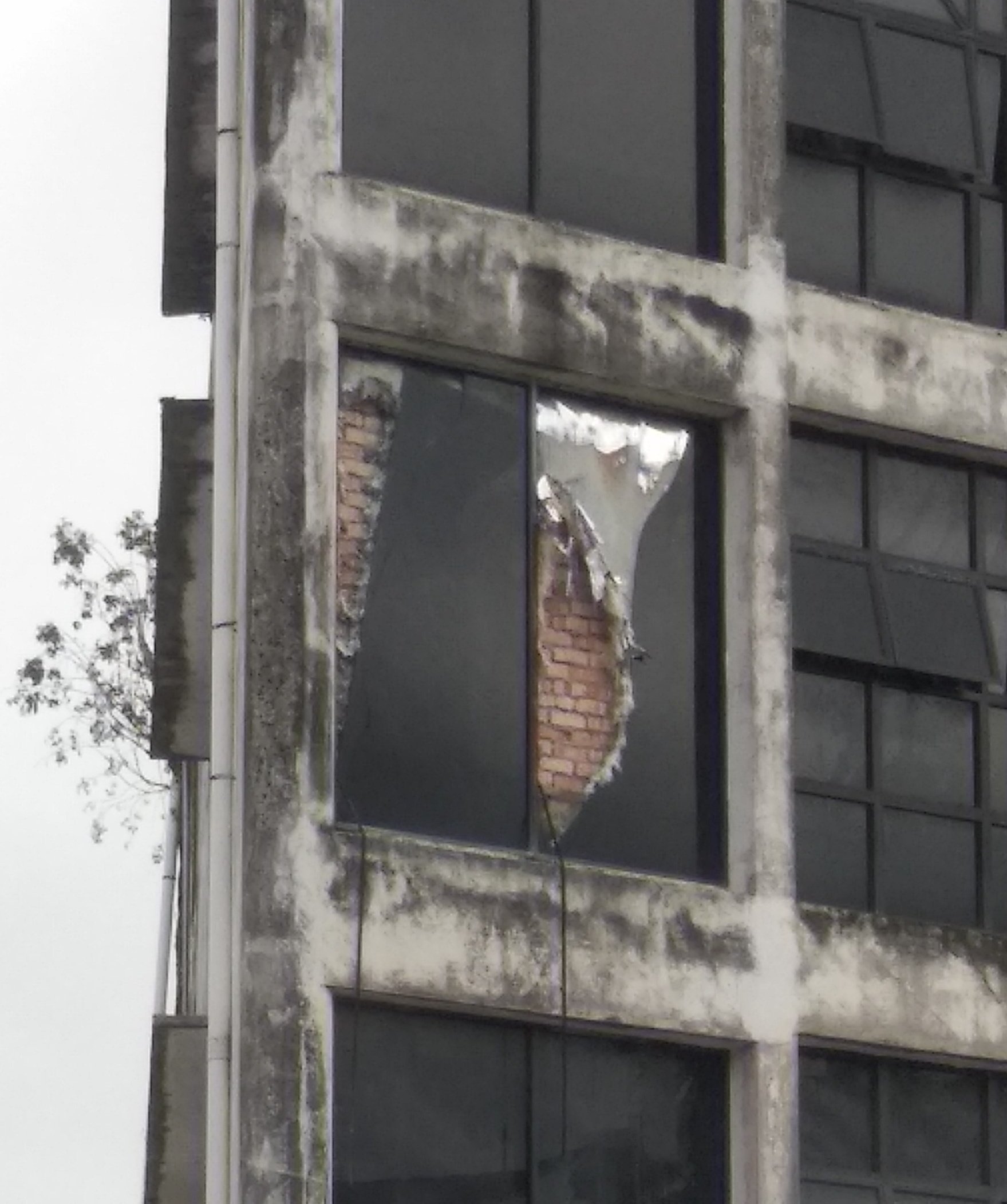 东：废置商业楼玻璃窗摇摇欲坠，随时会被打落下来，暗藏杀机！