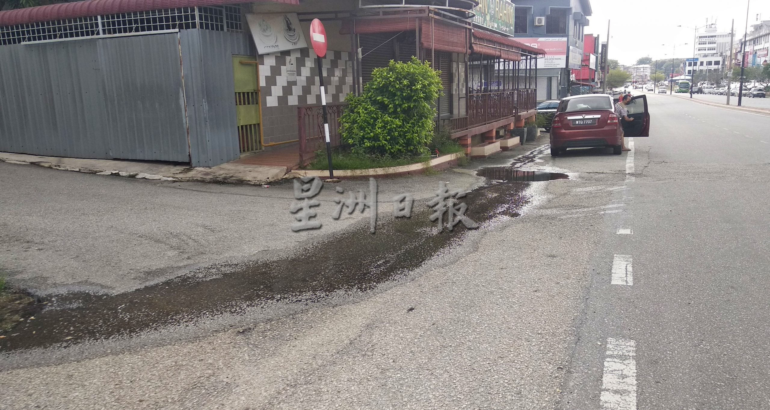 東：文德甲市區淡馬魯路水溝面對嚴重堵塞，造成溝水大量溢出馬路，汙水還發出臭味。