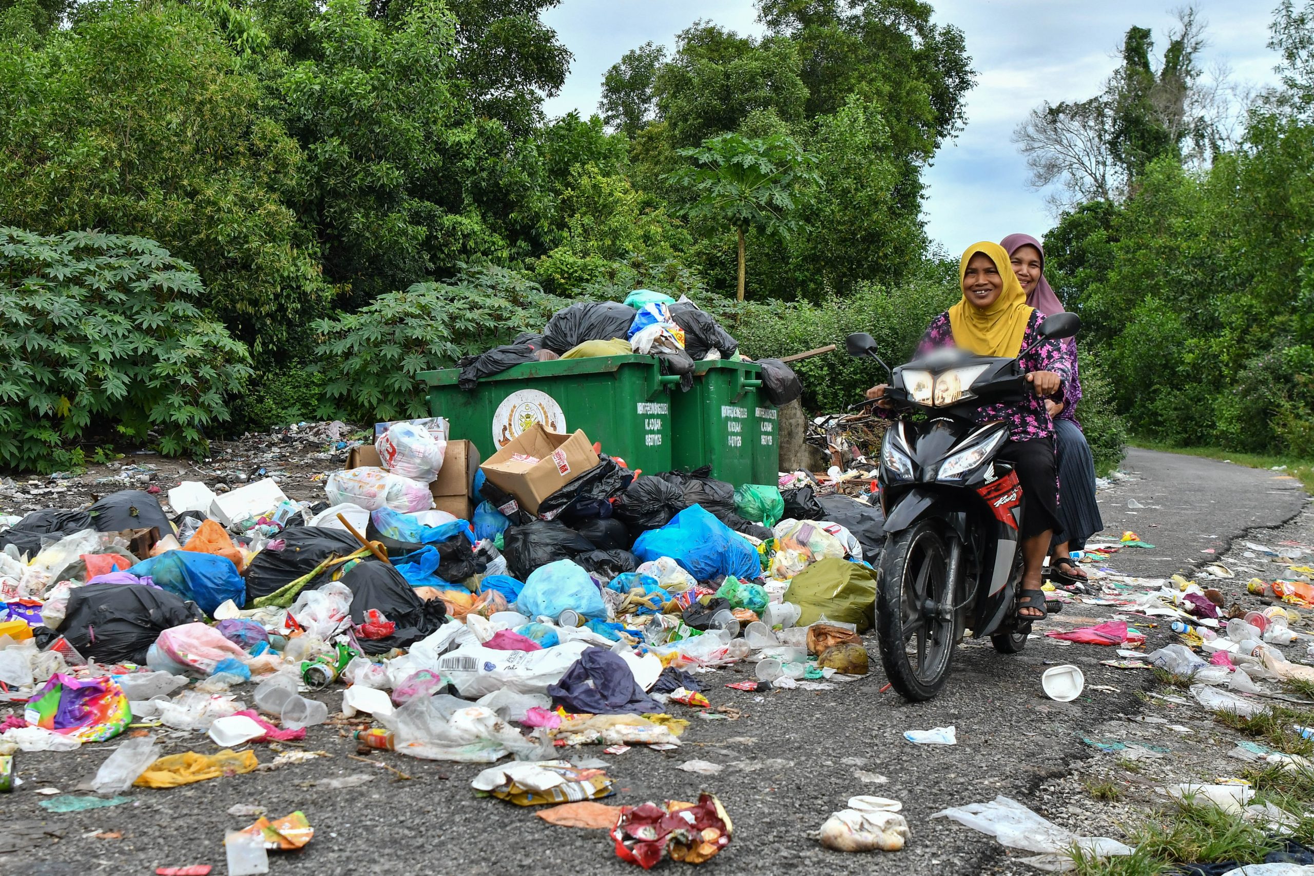 东：疑是缺乏垃圾桶，孟卡邦乐哥住宅区遍地垃圾，环境脏乱不堪，异味臭气冲天，不但污染环境，也影响居民健康，令居民大喊吃不消。