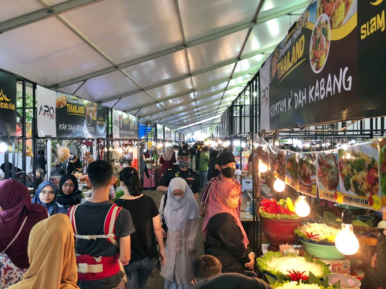 东：登州国内贸易及消费人事务局突击检查泰国美食嘉年华，取缔4个没有展示价格标签的摊位。