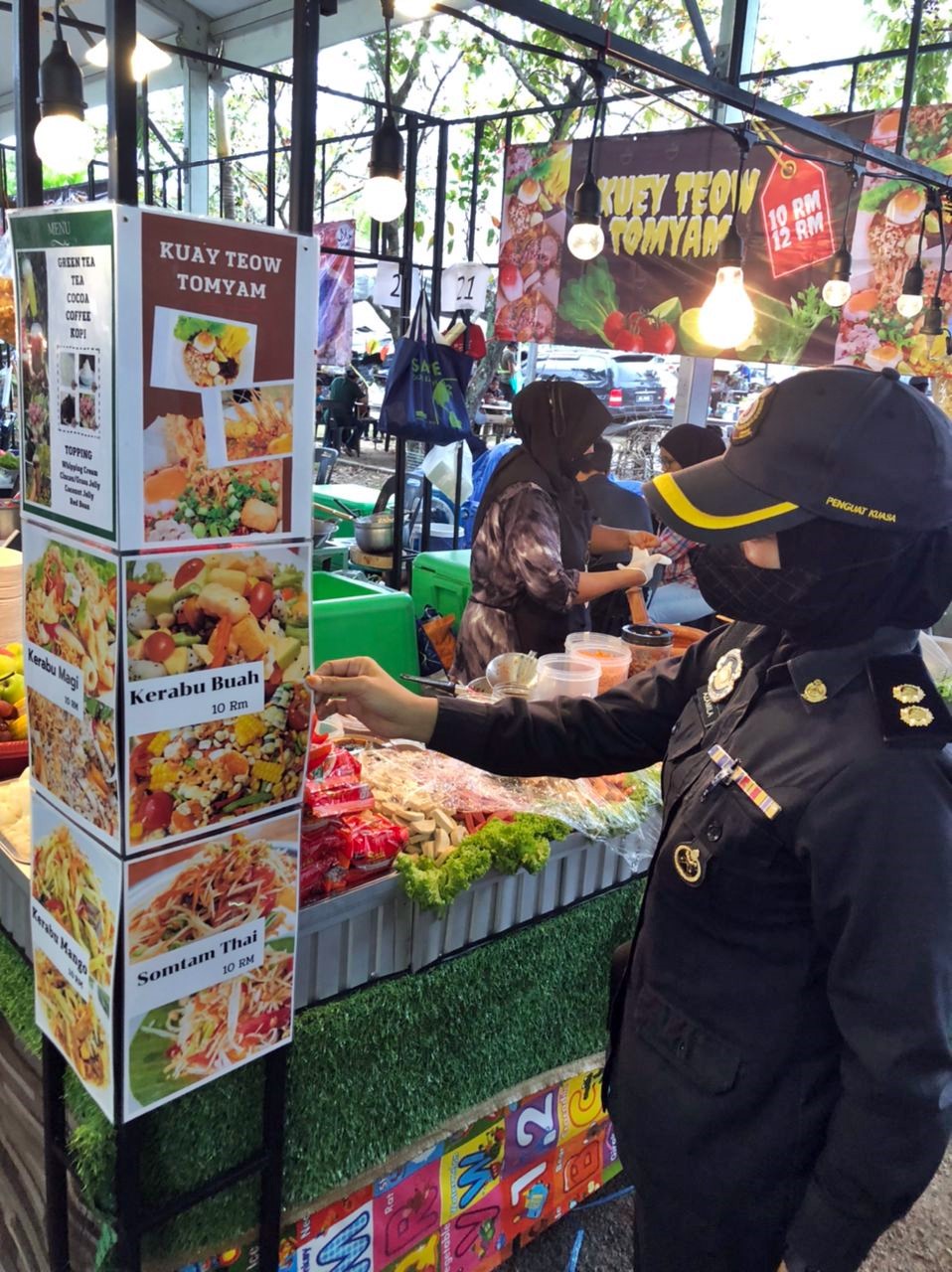 东：登州国内贸易及消费人事务局突击检查泰国美食嘉年华，取缔4个没有展示价格标签的摊位。
