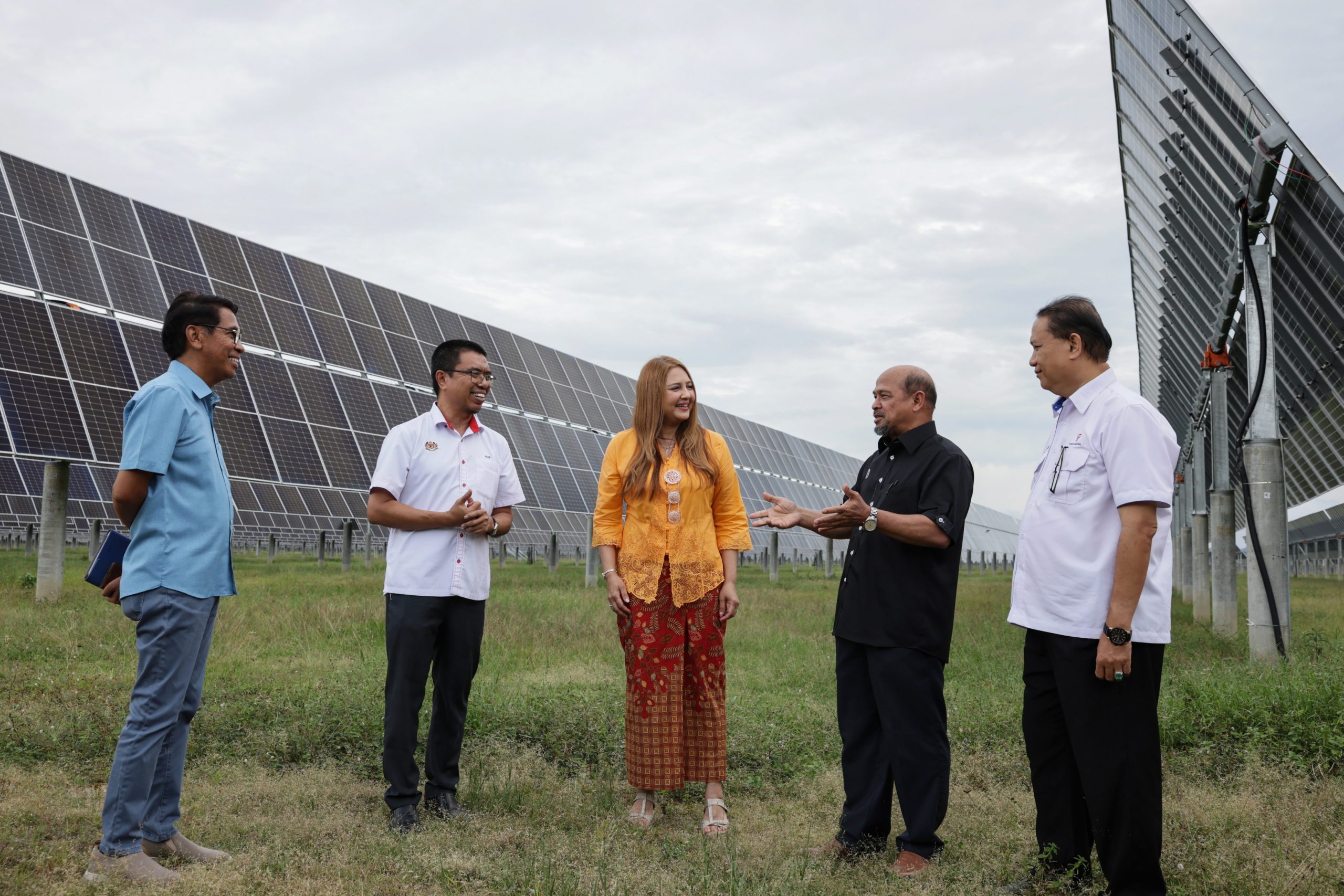 东：耗资4亿令吉及提供116兆瓦电力的Coara Marang太阳能发电厂正式投入运作，预计能够为5万5000户家庭提供电力。