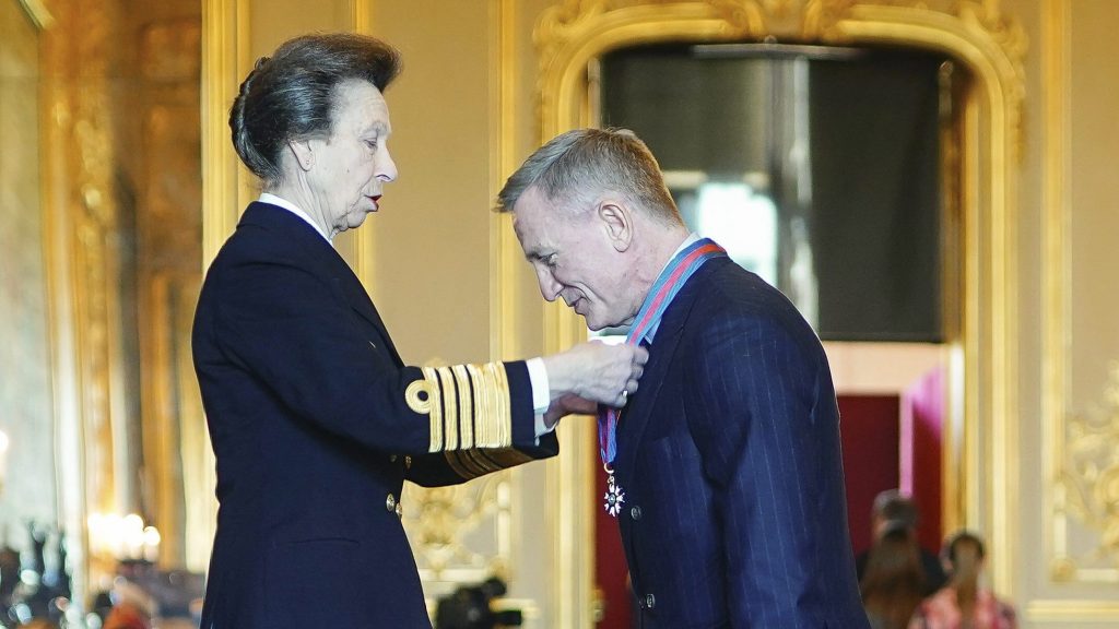 丹尼尔格莱获颁圣乔治勋章　与007获同等荣耀