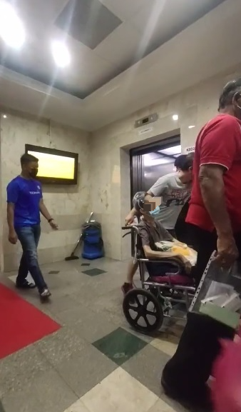 为VIP铺红地毯 医生：“坐轮椅病人与民众限用一个电梯”