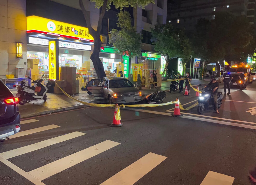 九旬老翁倒車暴衝 撞2摩托釀1死3傷