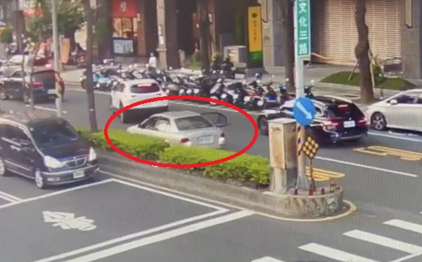 九旬老翁倒車暴衝 撞2摩托釀1死3傷