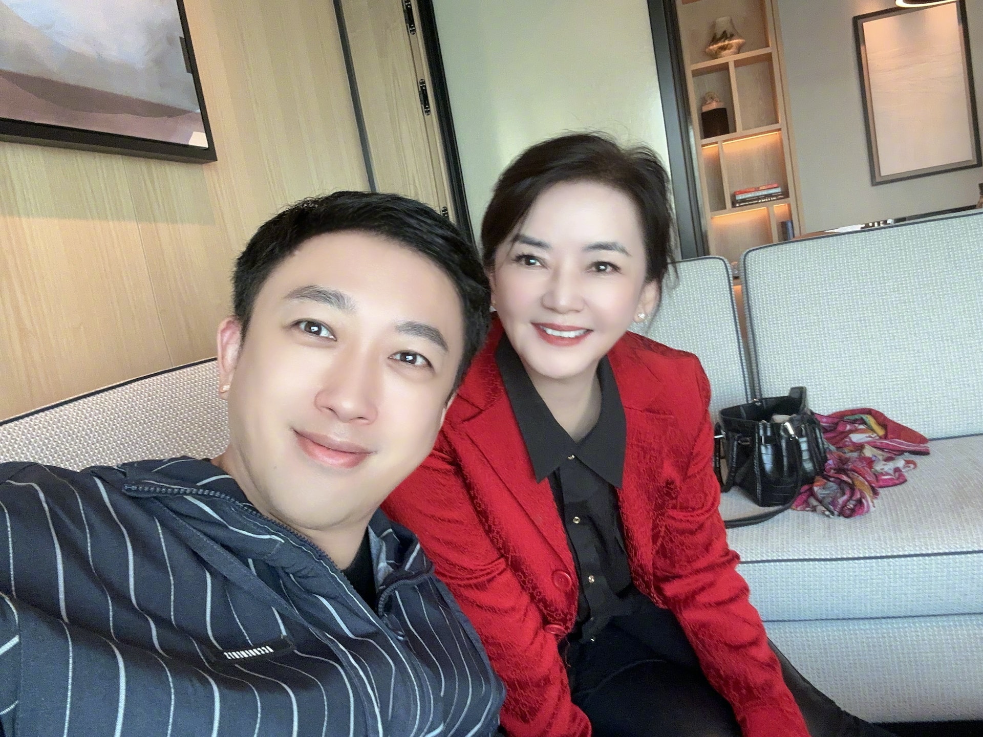 于正晒同框佘诗曼胡慧中  网狂嘲“滤镜开大了”